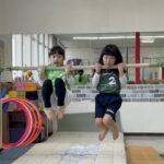 木更津の体操教室メタムーブジムで逆上がりを練習する子どもたち