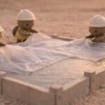 体操の練習で跳ぶ・回る・逆さになる動きを体験する幼児の様子。スキャモンの発達曲線を背景に、3〜8歳の神経発達と運動経験の重要性を解説する教育コラム。