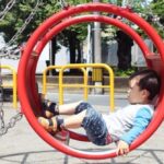 公園や体操教室で跳ぶ・走る・ぶら下がるなど多様な動きを楽しむ子どもたちの様子。運動神経が育つ家庭環境の特徴を紹介する教育コラム。