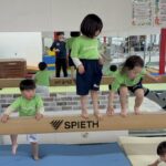 新年度のスタートで前向きに運動や練習に取り組む子どもの様子。4月の関わり方によって成長が変わることを伝える教育コラム。