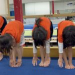 練習中に試行錯誤しながら取り組む子どもの様子。成長がゆっくりに見える子でも、内側で力を蓄えていることを伝える教育コラム。