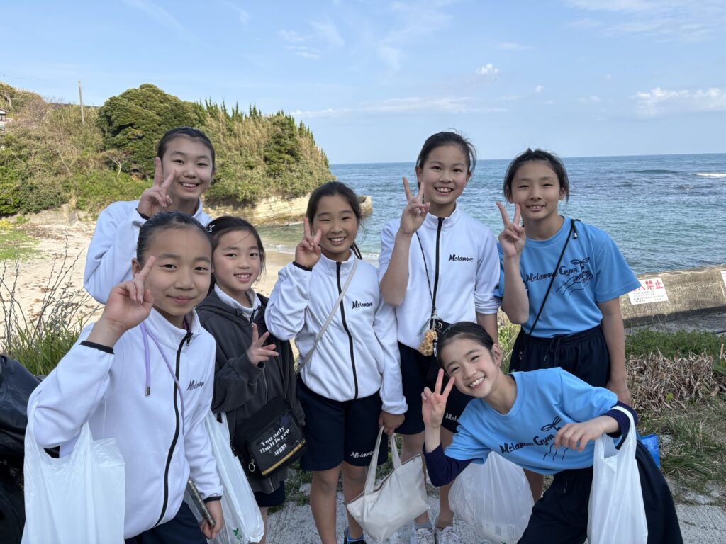 海辺で遊ぶ合宿中の子どもたち