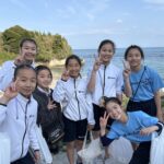 海辺で遊ぶ合宿中の子どもたち