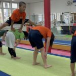 体操教室の体験で最初は緊張していた子どもが、徐々に動き始め笑顔になる様子。環境によって子どもが変わることを伝えるコラム。