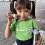 アルミ玉チャレンジで作成途中の作品を持つ女の子。継続力と集中力を育むMetamove Gymの特別ワーク。