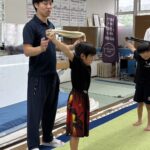 君津市中MBCの小学生を対象にMetamove Gymで開催したストレッチ講習会。柔軟性向上やケガ予防、競技力アップを目的に講義と実技を行っている様子。