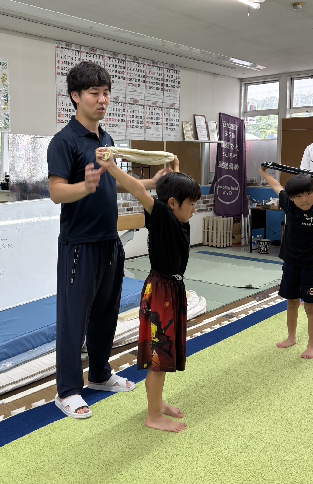 君津市中MBCの小学生を対象にMetamove Gymで開催したストレッチ講習会。柔軟性向上やケガ予防、競技力アップを目的に講義と実技を行っている様子。