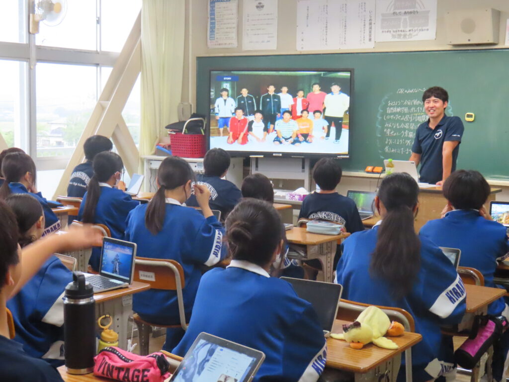 平川中学校のキャリア教育授業で、生徒が目標設定ワークに取り組み、講師と対話する様子