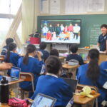 平川中学校のキャリア教育授業で、生徒が目標設定ワークに取り組み、講師と対話する様子