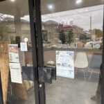 GAULAB横田の入口のガラス面に掲示された地域みらいラボのチラシ